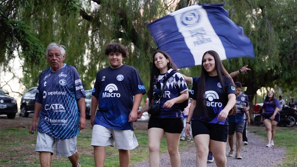 Los hinchas de Independiente Rivadavia colmaron el Malvinas.