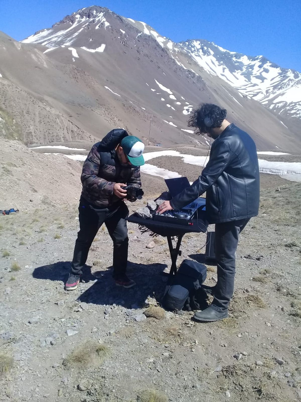 El músico y productor Víctor Silione, filmado por Andrés Besso en el Parque Aconcagua. El músico y productor Víctor Silione, filmado por Andrés Besso en el Parque Aconcagua.