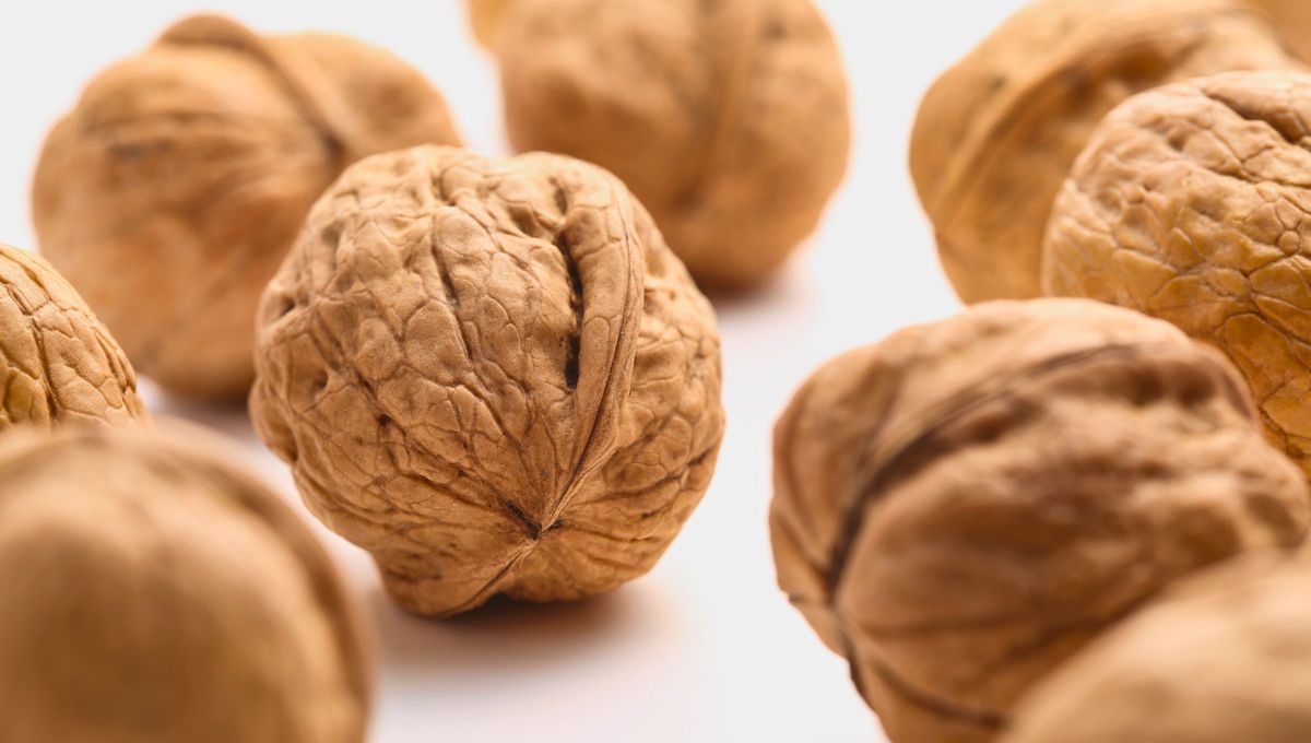 Cuando consumas nuez con cáscara procura guardarlas.