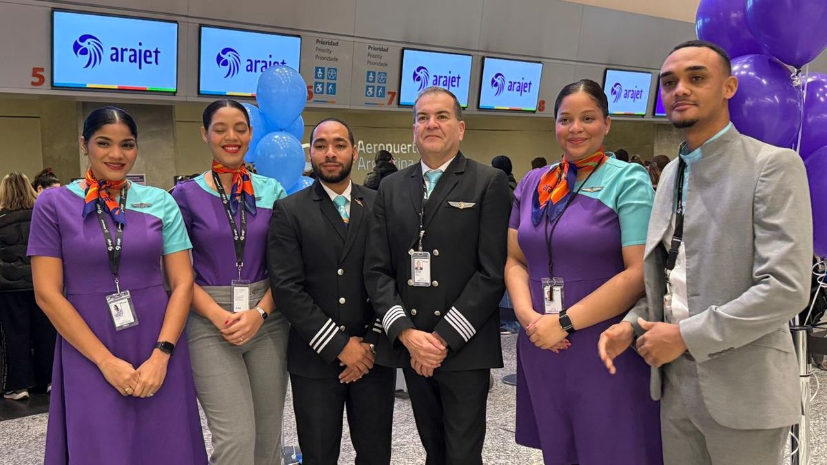 La tripulación del primer vuelo Mendoza-Punta Cana por Arajet. La tripulación del primer vuelo Mendoza-Punta Cana por Arajet.