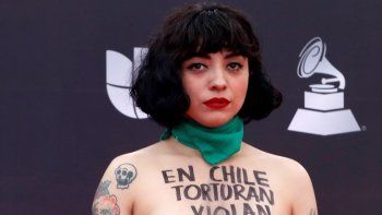 Mon Laferte denunció con los pechos al descubierto: 