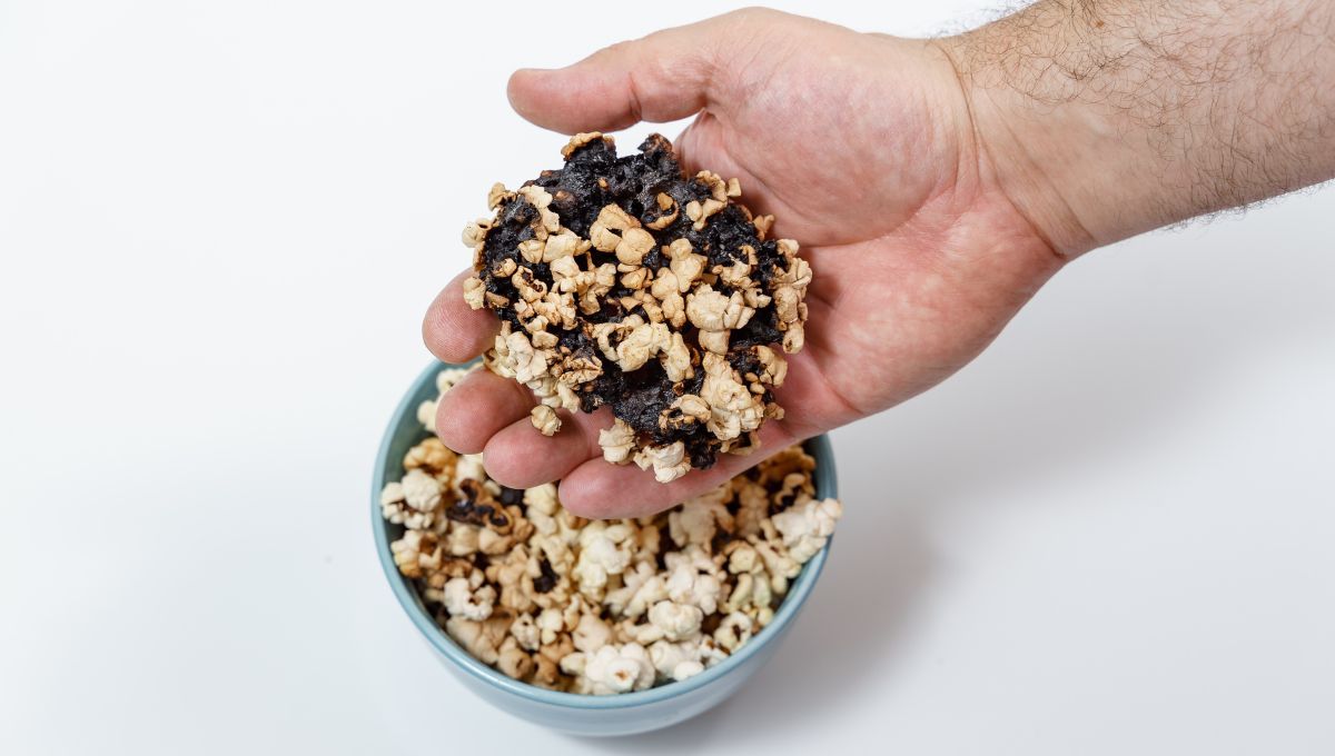 ¿Cómo evitar que el pochoclo se queme y quede sin explotar?