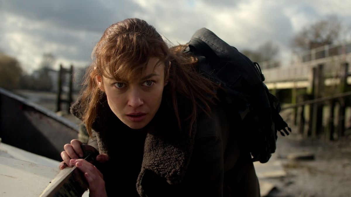 Olga Kurylenko interpreta Kara en el nuevo thriller de suspenso de Netflix.