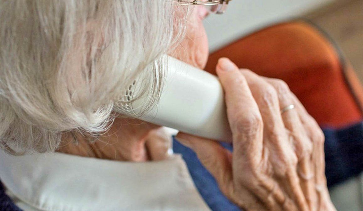 Delincuentes engañaron a una mujer de 78 años, le hicieron creer que hablaba con su nieta y le robaron dólares y euros. Imagen ilustrativa.