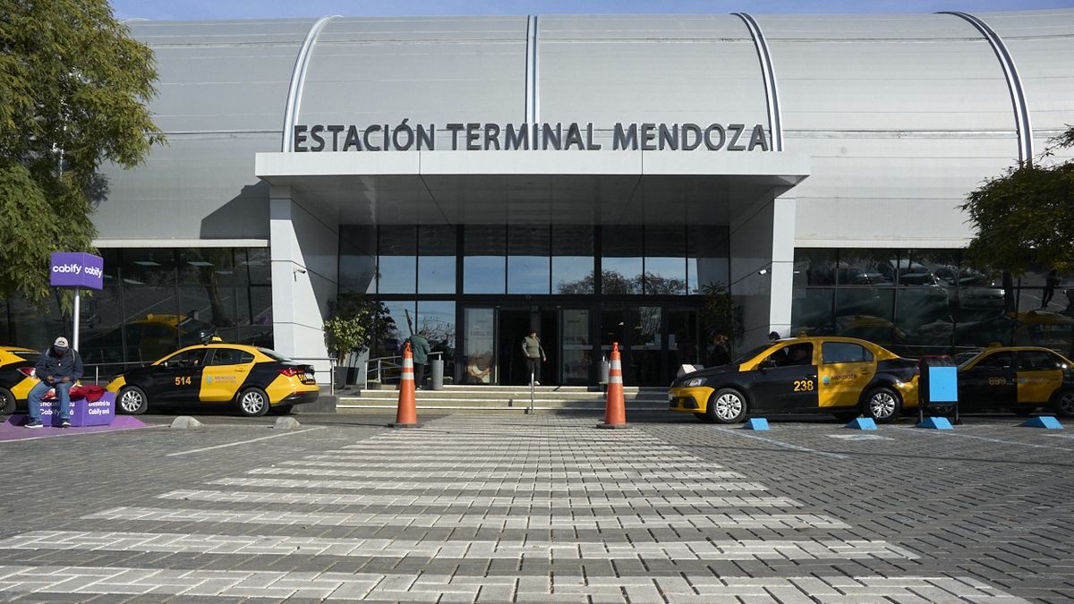 Los feriados nacionales cuyas fechas coincidan con los días martes y miércoles serán trasladados al día lunes anterior. Los que coincidan con los días jueves y viernes serán trasladados al día lunes siguiente. Art. 6 de la Ley 27.399. Los feriados nacionales cuyas fechas coincidan con los días martes y miércoles serán trasladados al día lunes anterior. Los que coincidan con los días jueves y viernes serán trasladados al día lunes siguiente. Art. 6 de la Ley 27.399.
