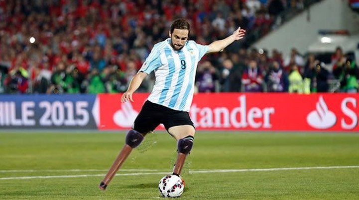 No la emboca: las cargadas al Pipita Higuaín