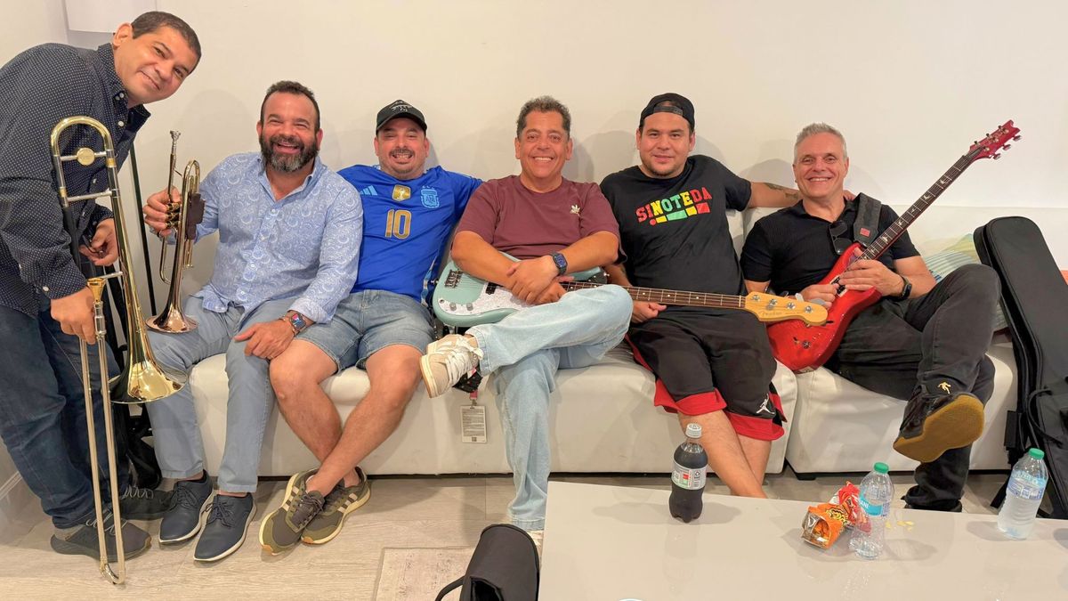 Julián empezó con la música siendo adolescente y hoy prolonga esa pasión en Miami, ensayando y junto a una banda que lo acompaña. Julián empezó con la música siendo adolescente y hoy prolonga esa pasión en Miami, ensayando y junto a una banda que lo acompaña.