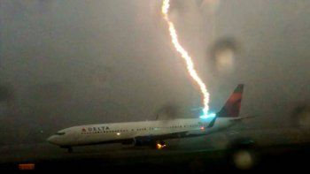 Terror antes de despegar: así impacta un rayo en un avión