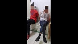 Los dos ladrones de gaseosas detenidos en la oficina fiscal de San Martín.