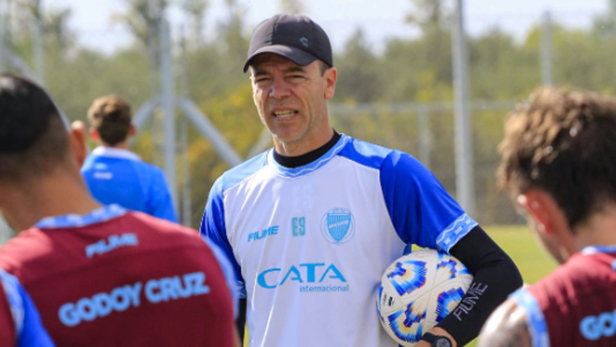 Esteban Solari define el once inicial para jugar en Asunción.