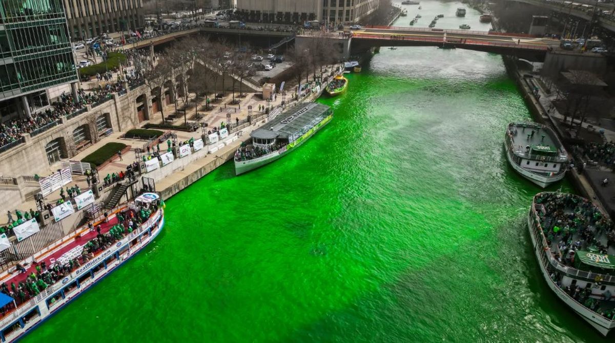 Por el Día de San Patricio el río de Chicago fue pintado de verde. Por el Día de San Patricio el río de Chicago fue pintado de verde.