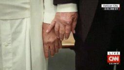 Broma viral: A Trump no le da la mano ni el papa