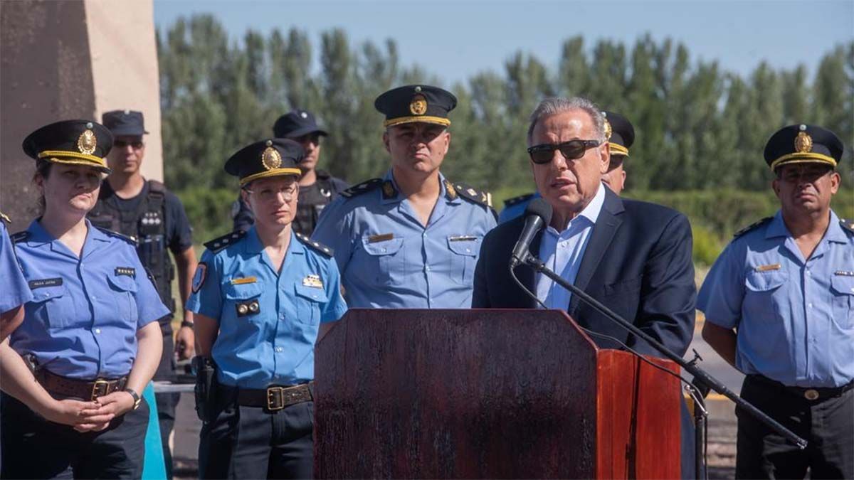 El ministro de Seguridad, Raúl Levrino, durante la presentación del equipamiento para la Policía.