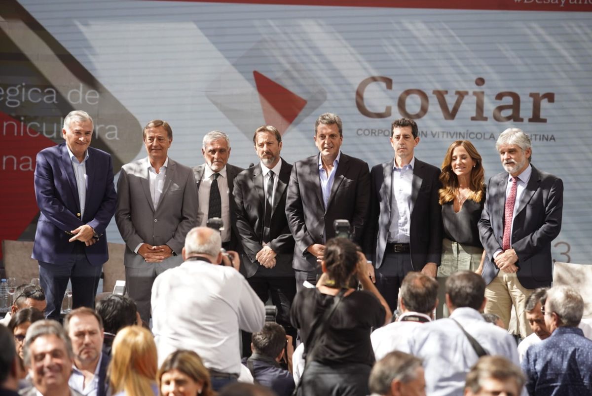 Entre el gobernador Rodolfo Suarez y Sergio Massa, el ex y el actual presidente de la COVIAR, José Zuccardi y Mario González, respectivamente.