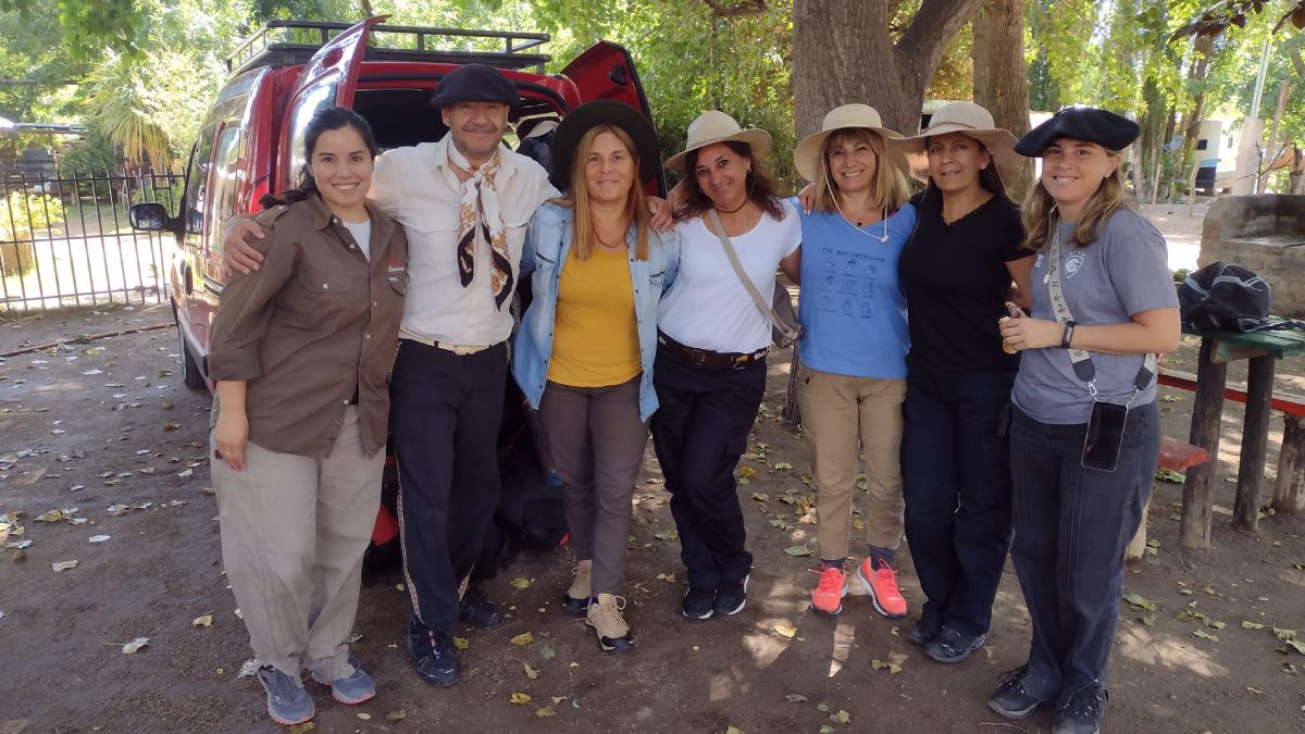 Aquí Brenda González posa junto a Jorge Leiva, de JAL Cabalgatas y las turistas que realizaron la accidentada expedición que cruzó la cordillera siguiendo las rutas sanmartinianas.