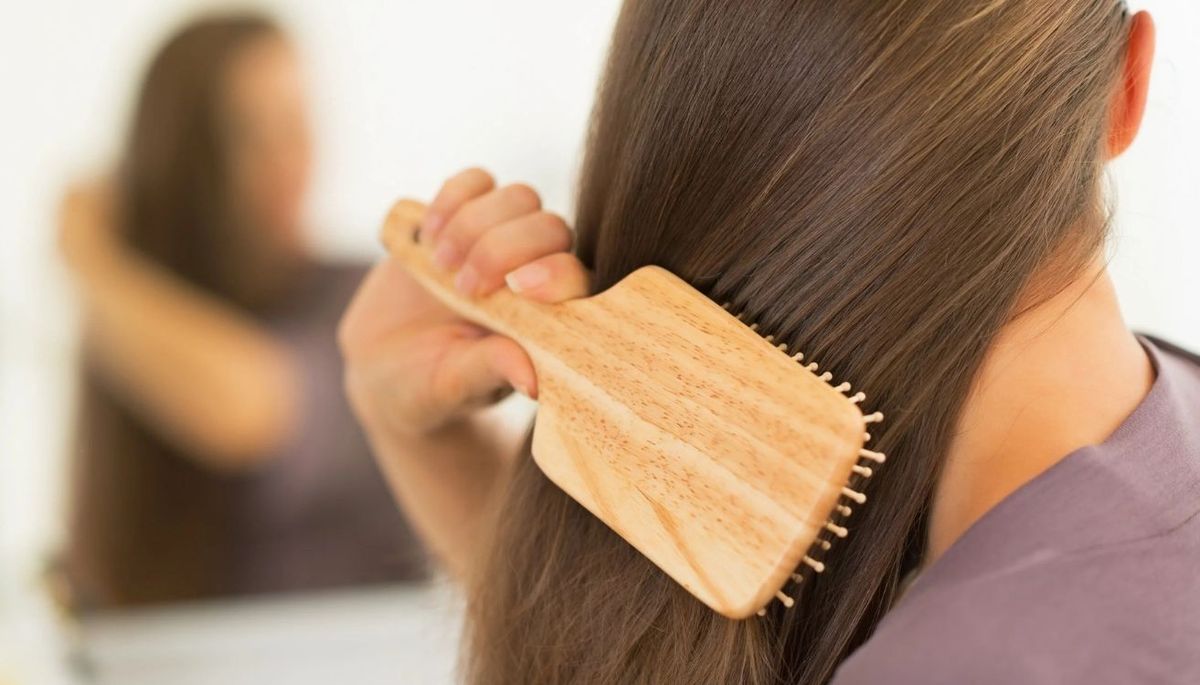 Cepillarse el pelo antes de acostarse a dormir tiene múltiples beneficios. Cepillarse el pelo antes de acostarse a dormir tiene múltiples beneficios.