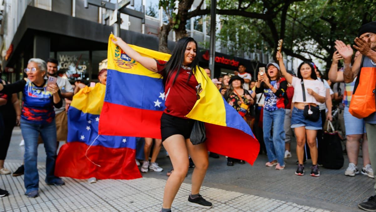 Banderas de Venezuela y festejos en el centro de Mendoza tras la detención de Nicolás Maduro, un hecho histórico. Foto: Nicolás Ríos/Diario UNO. Banderas de Venezuela y festejos en el centro de Mendoza tras la detención de Nicolás Maduro, un hecho histórico. Foto: Nicolás Ríos/Diario UNO.
