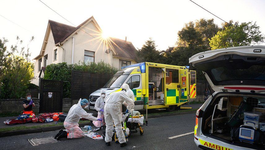 Científicos británicos sugieren levantar el aislamiento y probar test semanales