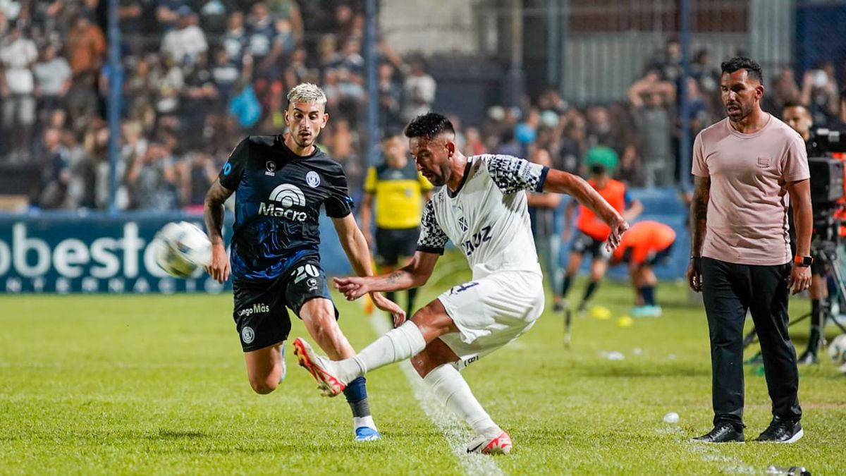 Carlitos siguió de cerca a sus dirigidos ante la Lepra (UNO/Axel Lloret) Carlitos siguió de cerca a sus dirigidos ante la Lepra (UNO/Axel Lloret)