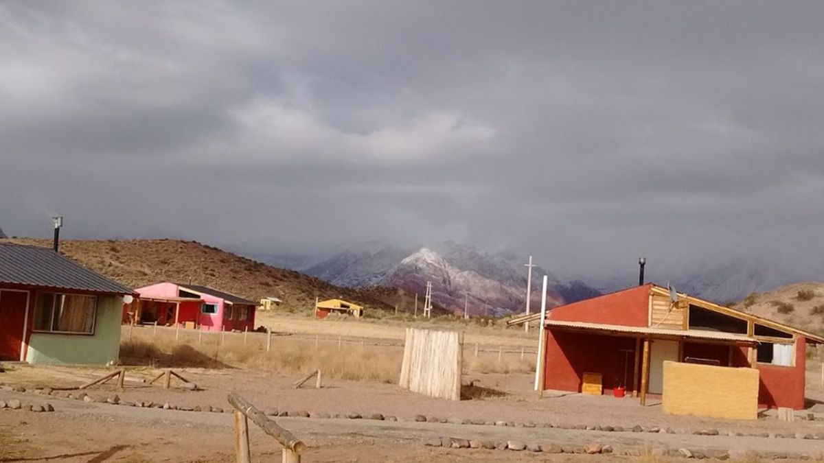 El dueño del complejo de cabañas en Uspallata se ausentó unas horas del lugar y sufrió un robo millonario
