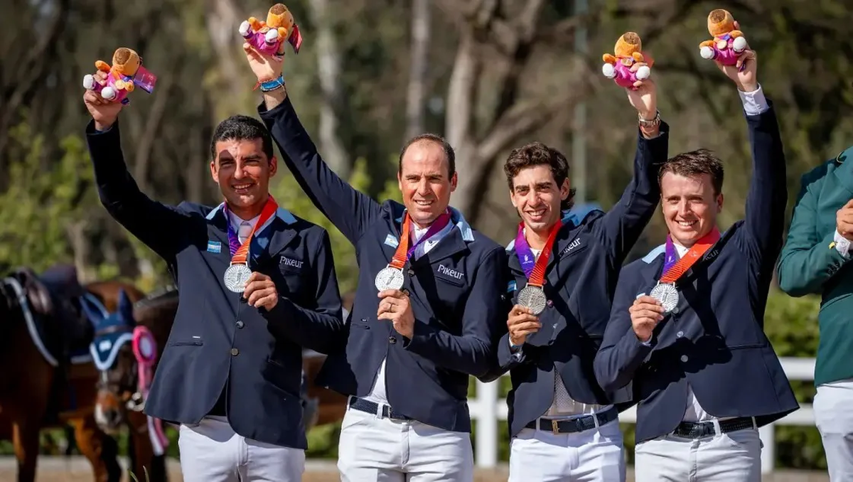 Lucas Mesa y el equipo argentino en el podio de los Juegos Suramericanos 2026.
