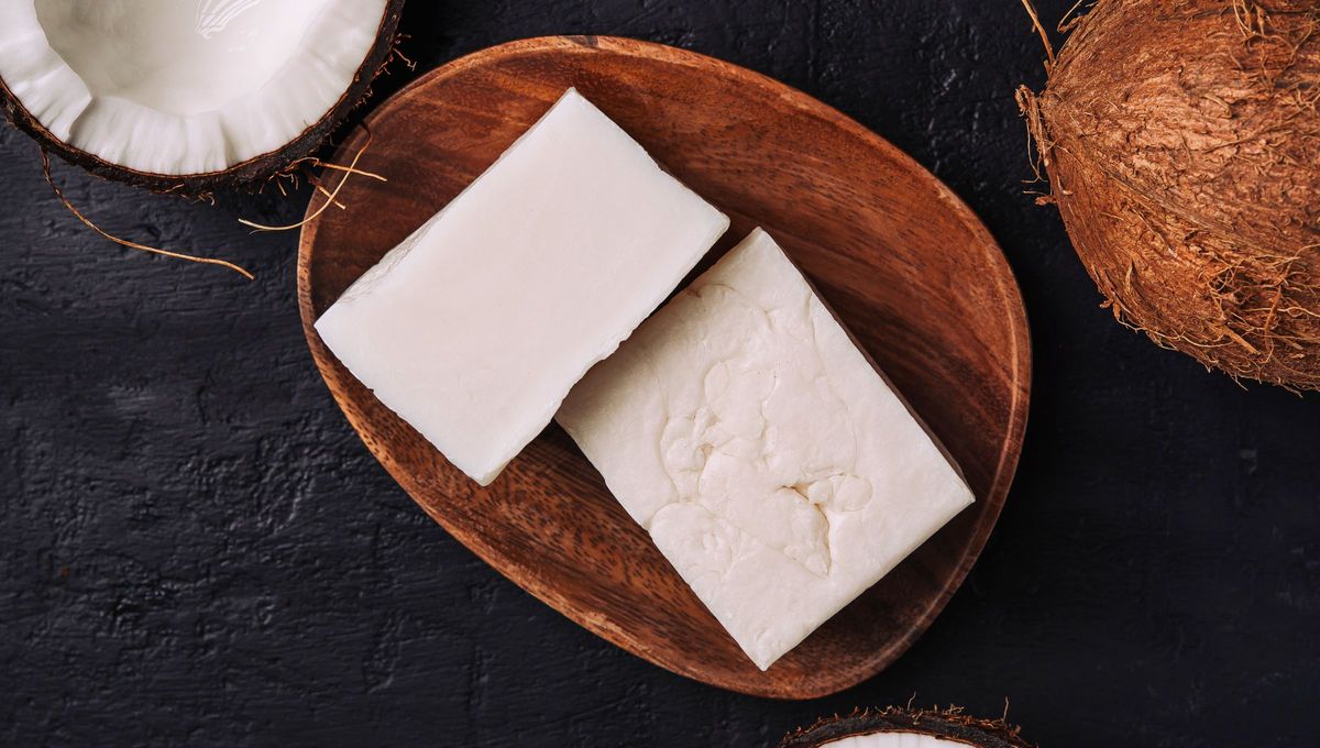 Si te cansaste de no poder quitar las manchas de la ropa, te traemos la solución con este jabón casero de coco Si te cansaste de no poder quitar las manchas de la ropa, te traemos la solución con este jabón casero de coco