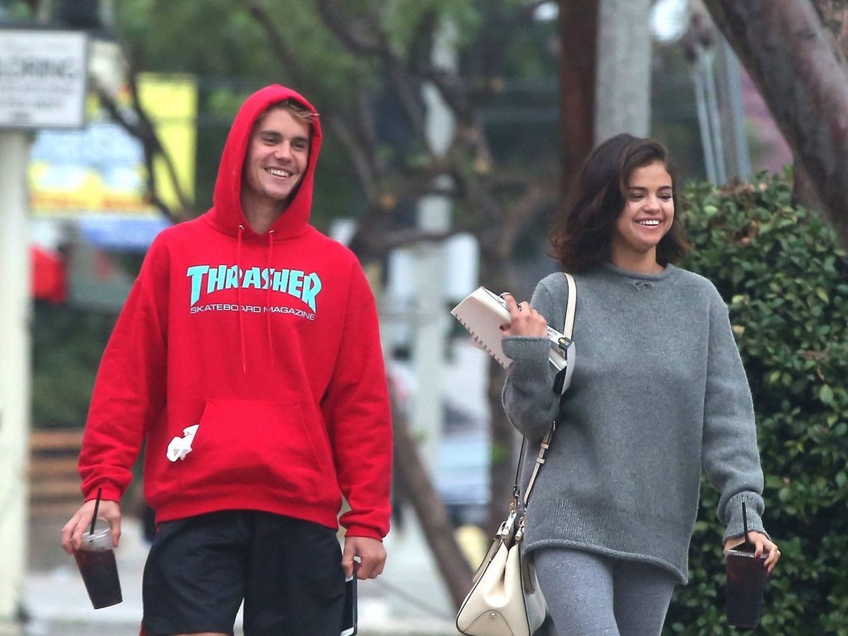 Los fanáticos enloquecieron cuando se enteraron que Justin Bieber y Selena estaban saliendo de nuevo. Los fanáticos enloquecieron cuando se enteraron que Justin Bieber y Selena estaban saliendo de nuevo.
