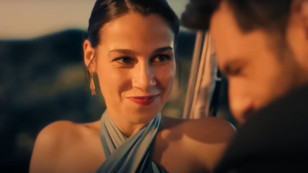 La actriz Beritan Balci interpreta a Mavi en la película de Netflix.