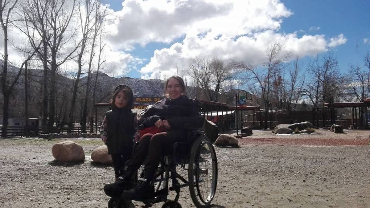 Junto a una de sus hijas. Valeria viajó a Mendoza con dos asistentes y una silla común. Fue el puntapié para un proyecto de turismo inclusivo. Junto a una de sus hijas. Valeria viajó a Mendoza con dos asistentes y una silla común. Fue el puntapié para un proyecto de turismo inclusivo.
