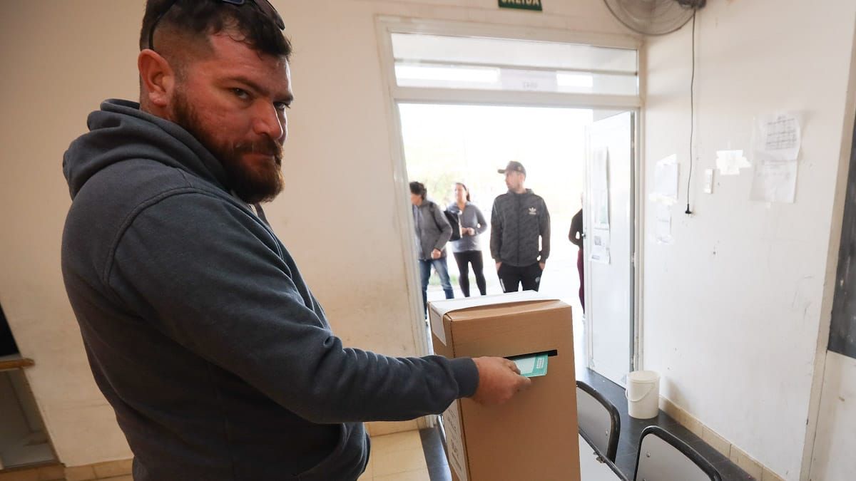 Los votantes presentaron algunas dudas a la hora de emitir el voto, pero las autoridades de mesa se tomaron el tiempo de instruirlos.