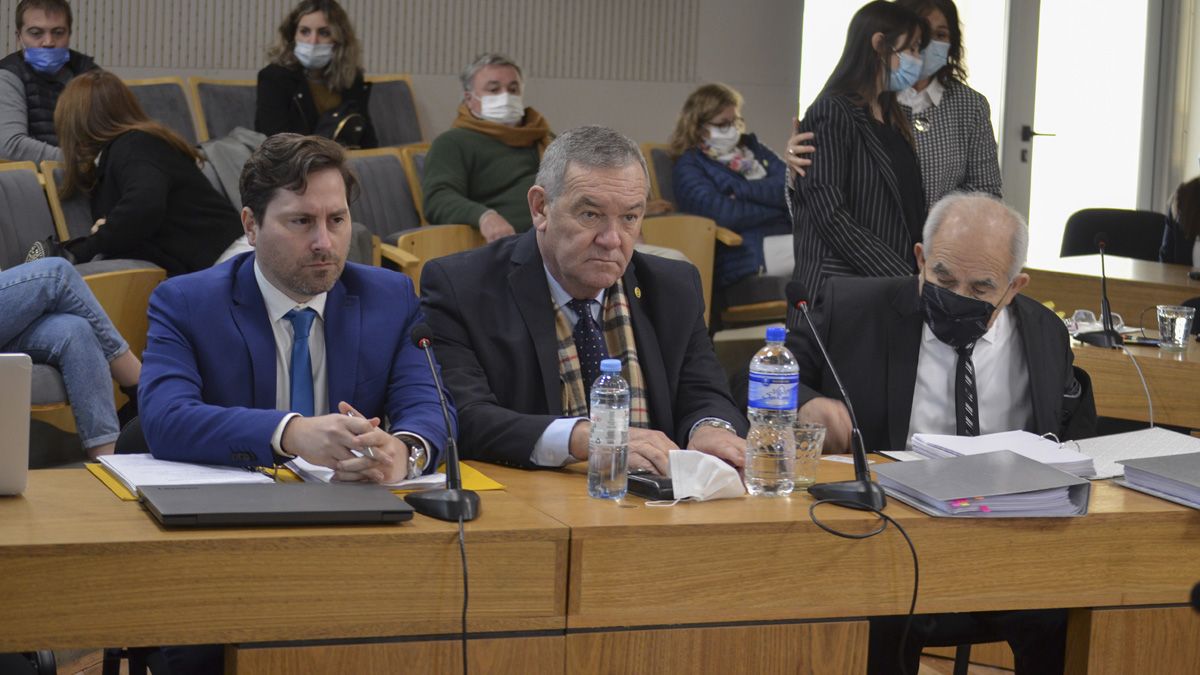 El único imputado por el crimen de Nora Dalmasso, Marcelo Macarrón, junto a sus abogados. Uno de ellos, Marcelo Brito, también pidió la absolución del viudo y cuestionó la investigación