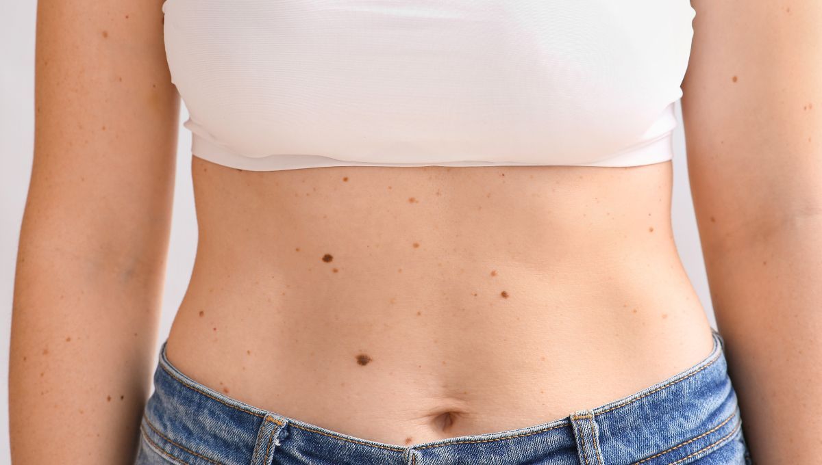 Los lunares se interpretan como pequeños puntos de significado dentro del cuerpo, asociados a la energía personal, la identidad y ciertos procesos internos. Los lunares se interpretan como pequeños puntos de significado dentro del cuerpo, asociados a la energía personal, la identidad y ciertos procesos internos.