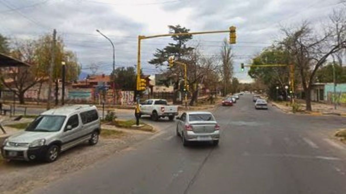 El joven ciclista de 28 años fue atropellado por el conductor de un C4 en la esquina de Roca y Perú, en Las Heras. Lo mató y huyó del lugar. Luego de varias horas, se entregó a la policía. El joven ciclista de 28 años fue atropellado por el conductor de un C4 en la esquina de Roca y Perú, en Las Heras. Lo mató y huyó del lugar. Luego de varias horas, se entregó a la policía.