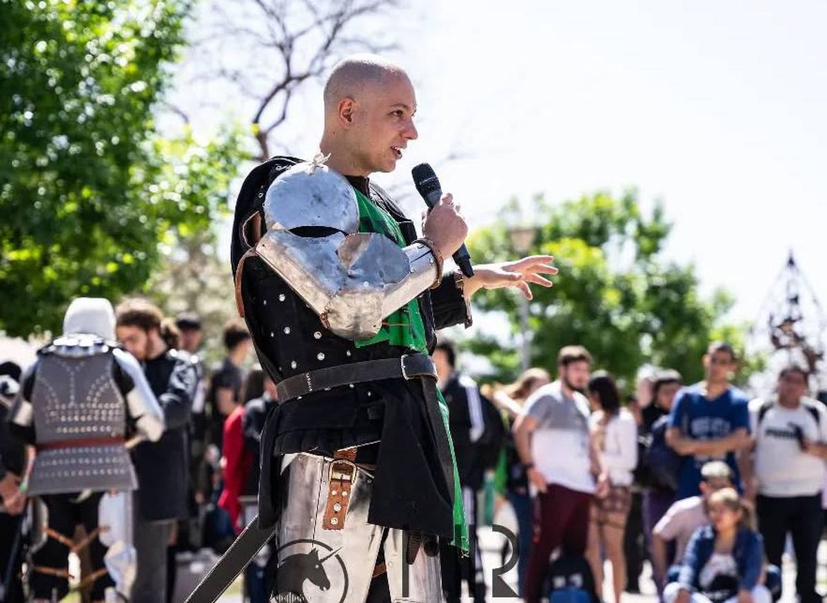 Miguel García es el capitán de Guardianes del Oeste y presidente de la asociación mendocina de combate medieval. Miguel García es el capitán de Guardianes del Oeste y presidente de la asociación mendocina de combate medieval.