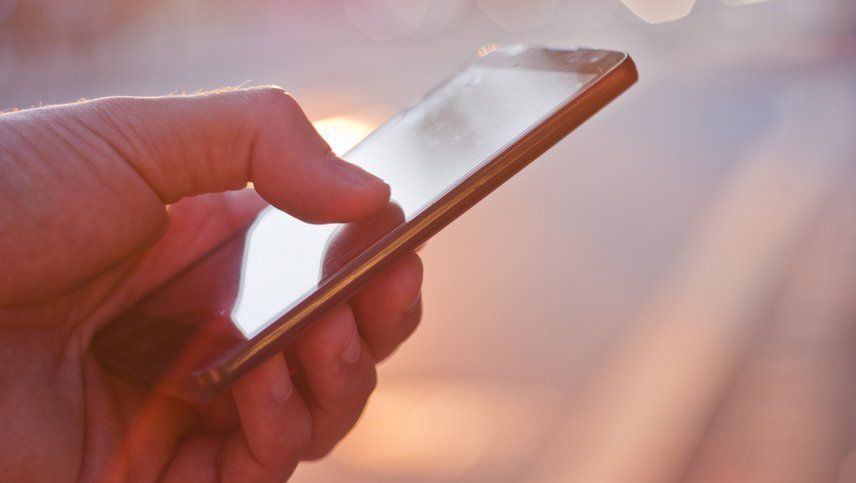 No usar el smartphone apenas despert&aacute;s es un buen h&aacute;bito para mantener sano tu cerebro.