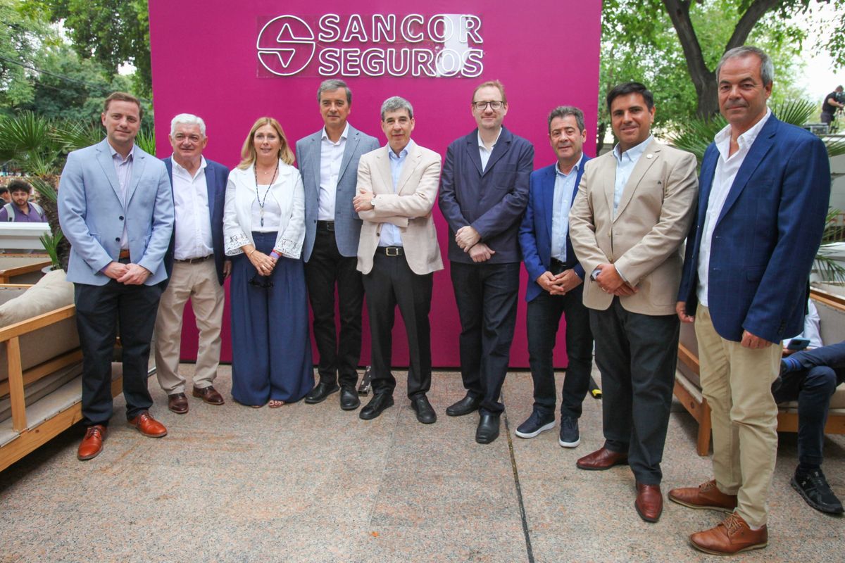 Federico Pernuzzi, gerente UN Mendoza; Alfredo Panella, Consejero por Zona Mendoza; María Victoria Szychowski, presidente de Prevención ART; Carlos Casto, presidente de Sancor Seguros; Alejandro Simón, CEO de Grupo Sancor Seguros; Federico Ariel, presidente de Prevención Salud; Eduardo Terranova, Síndico titular de Prevención ART y Prevención Salud; Francisco Cruz, Consejero titular por Zona Mendoza; y Gustavo Badosa, Consejo de Sancor Seguros Brasil. Federico Pernuzzi, gerente UN Mendoza; Alfredo Panella, Consejero por Zona Mendoza; María Victoria Szychowski, presidente de Prevención ART; Carlos Casto, presidente de Sancor Seguros; Alejandro Simón, CEO de Grupo Sancor Seguros; Federico Ariel, presidente de Prevención Salud; Eduardo Terranova, Síndico titular de Prevención ART y Prevención Salud; Francisco Cruz, Consejero titular por Zona Mendoza; y Gustavo Badosa, Consejo de Sancor Seguros Brasil.