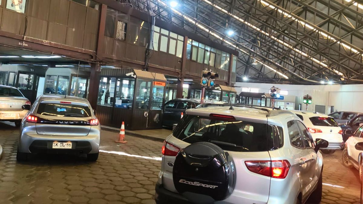 En Roque Carranza la espera para ingresar al país llegó este jueves a una hora. Se vieron muchas patentes de autos de Chile.