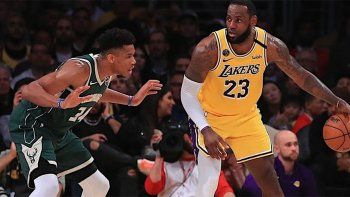 Los Ángeles Lakers le ganó a Milwaukee Bucks en duelo entre líderes de conferencia