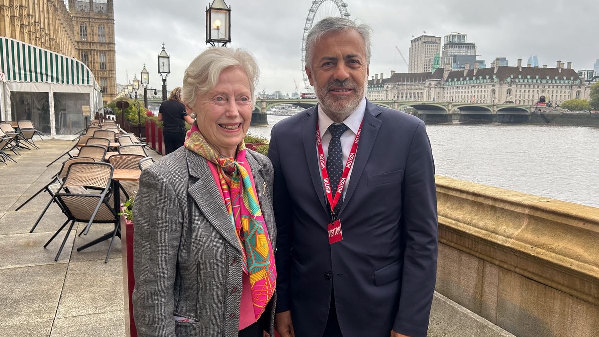El gobernador Alfredo Cornejo junto a la baronesa Gloria Hooper, encargada y miembro de la Cámara de los Lores, quien recibió a la delegación mendocina junto a lord Waverley en el Parlamento Británico El gobernador Alfredo Cornejo junto a la baronesa Gloria Hooper, encargada y miembro de la Cámara de los Lores, quien recibió a la delegación mendocina junto a lord Waverley en el Parlamento Británico