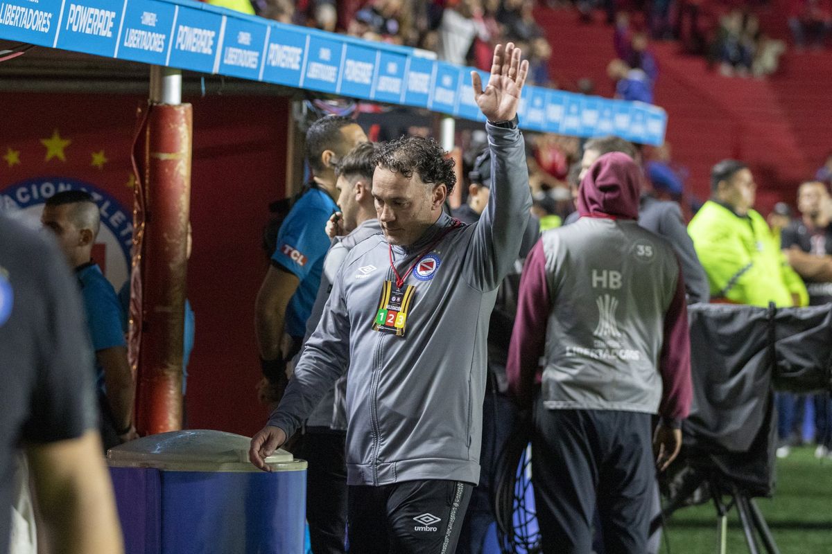 Gabriel Milito le propuso a Andrés Iniesta jugar en Argentinos Juniors Gabriel Milito le propuso a Andrés Iniesta jugar en Argentinos Juniors