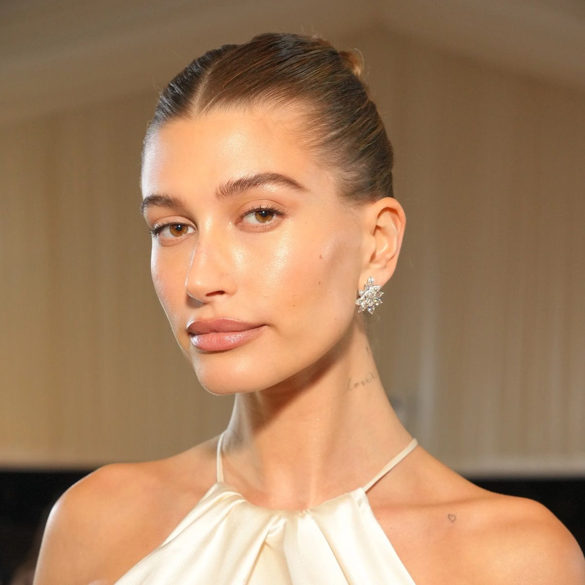 Hailey Bieber es la reina del "clean look". Este estilo se puede llevar con un rodete o una cola de caballo. Hailey Bieber es la reina del "clean look". Este estilo se puede llevar con un rodete o una cola de caballo.