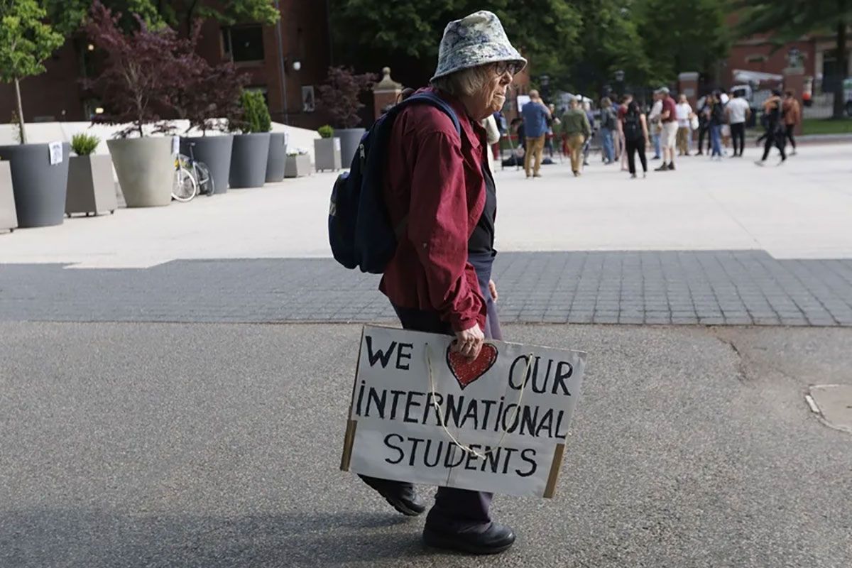 Un simpatizante con un cartel en el que se lee Amamos a nuestros estudiantes internacionales llega a una manifestación en apoyo a la población estudiantil internacional de Harvard (Archivo). Crédito: EFE/EPA/CJ Gunther.