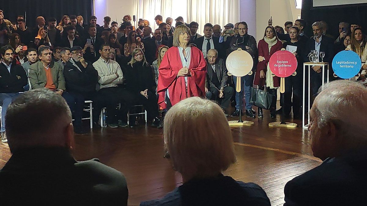 Patricia Bullrich junto a su equipo de campaña de cara al 2023. 