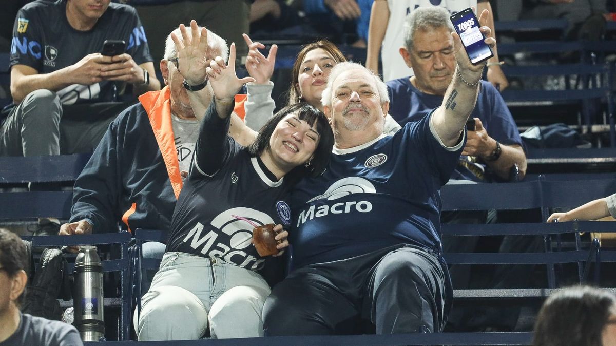 Los hinchas de Independiente Rivadavia disfrutaron de una noche especial en su estadio. Los hinchas de Independiente Rivadavia disfrutaron de una noche especial en su estadio.