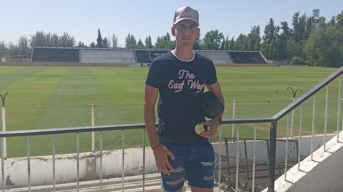 Bruno Nasta posó en el estadio Víctor Legrotaglie