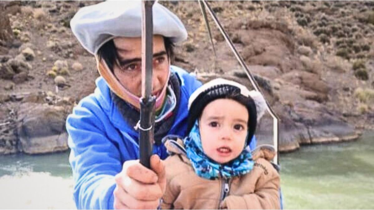 Mateo tiene un año y cruza junto a su papá el río Grande