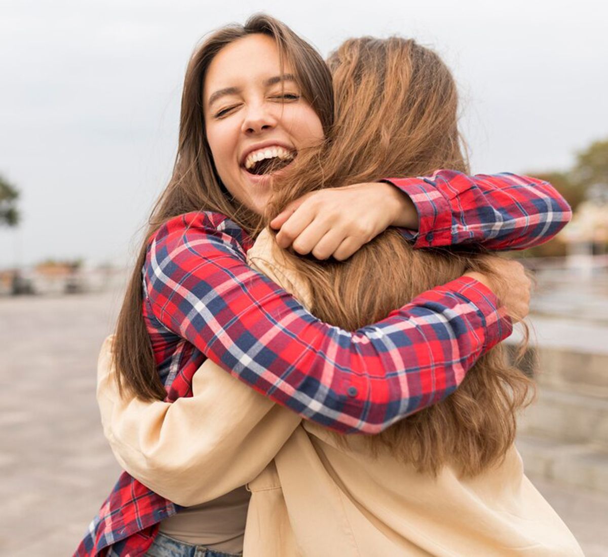 Abrazar aumenta los niveles de felicidad, según la neurociencia. Abrazar aumenta los niveles de felicidad, según la neurociencia.