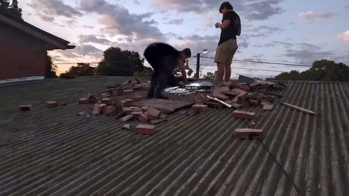El delincuente quedó atrapado en la chimenea y tuvieron que llamar a los bomberos para rescatarlo El delincuente quedó atrapado en la chimenea y tuvieron que llamar a los bomberos para rescatarlo