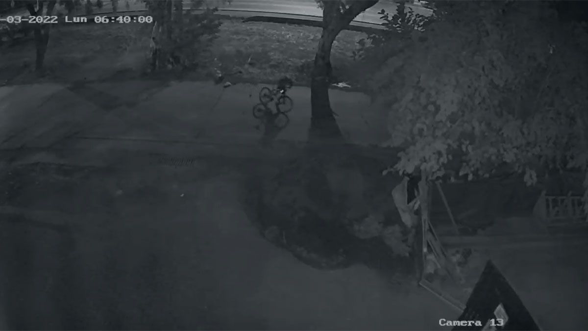 Las cámaras de seguridad de Cuyo Placas captaron el momento del crimen y cuando el ahora condenado escapó en la bicicleta de Emiliano Fernández.