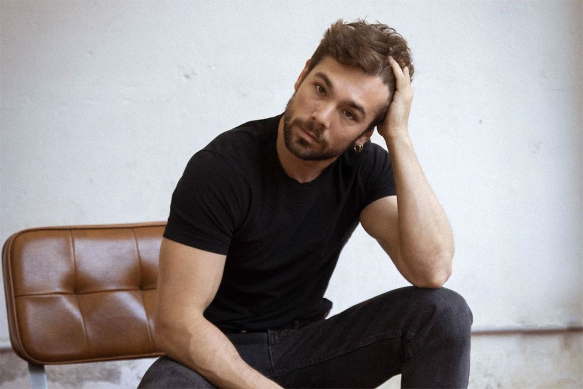 Carlos Cuevas ganó fama mundial con su papel en Merlí y ahora sigue haciendo series exitosas como Smiley, un éxito de Netflix.